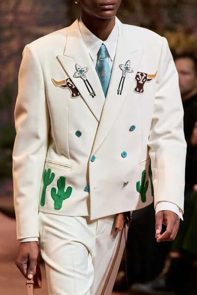 Look 16